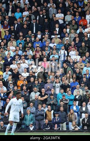 BLACKBURN, ROYAUME-UNI. 28 JUILLET Junior Firpo de Leeds United regardé par la foule pendant le match amical d'avant-saison entre Blackburn Rovers et Leeds United à Ewood Park, Blackburn, le mercredi 28 juillet 2021. (Credit: Pat Scaasi | MI News) Credit: MI News & Sport /Alay Live News Banque D'Images