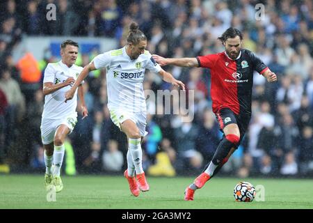 BLACKBURN, ROYAUME-UNI. 28 JUILLET Ben Brereton, de Blackburn Rovers, est défié sous la pluie torrentielle par Luke Ayling, de Leedslors du match amical pré-saison entre Blackburn Rovers et Leeds United à Ewood Park, Blackburn, le mercredi 28 juillet 2021. (Credit: Pat Scaasi | MI News) Credit: MI News & Sport /Alay Live News Banque D'Images