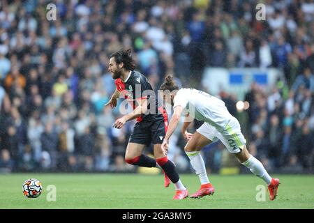 BLACKBURN, ROYAUME-UNI. 28 JUILLET Ben Brereton, de Blackburn Rovers, est défié sous la pluie torrentielle par Luke Ayling, de Leedslors du match amical pré-saison entre Blackburn Rovers et Leeds United à Ewood Park, Blackburn, le mercredi 28 juillet 2021. (Credit: Pat Scaasi | MI News) Credit: MI News & Sport /Alay Live News Banque D'Images