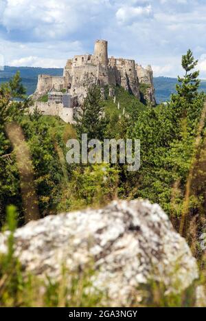La ruine du château de Spissky hrad près de la ville ou du village de Spiske Podhradie, la région de Spas, la Slovaquie, l'Europe, le plus grand château slovaque Banque D'Images