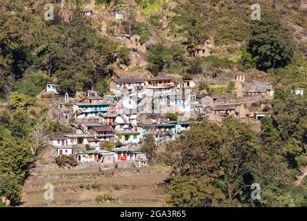 Champs en terrasse et village près de la ville de Joshimath dans Uttarakhand Inde, montagnes indiennes Himalaya Banque D'Images