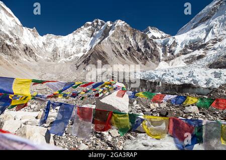 Vue depuis le camp de base du mont Everest, tentes et drapeaux de prière, parc national de sagarmatha, vallée de Khumbu, solukhumbu, montagnes de l'Himalaya du Népal Banque D'Images
