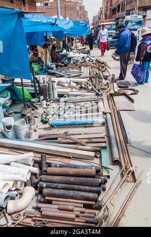 EL Alto, BOLIVIE - 23 AVRIL 2015 : de nombreux articles différents sont en vente sur un marché à El Alto, en Bolivie. Banque D'Images