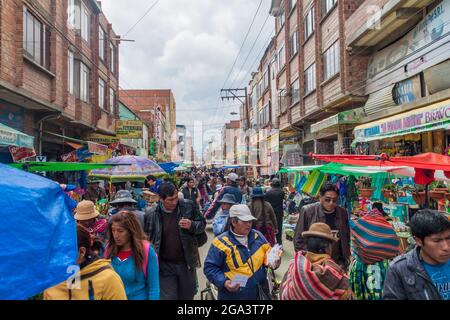 EL Alto, BOLIVIE - 23 AVRIL 2015 : les gens marchent sur un marché à El Alto, en Bolivie. Banque D'Images