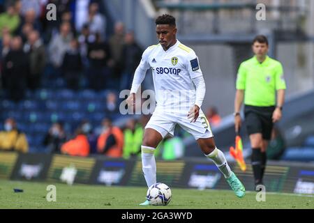 Blackburn, Royaume-Uni. 28 juillet 2021. Junior Firpo #3 de Leeds United en action pendant le match à Blackburn, Royaume-Uni le 7/28/2021. (Photo de Mark Cosgrove/News Images/Sipa USA) crédit: SIPA USA/Alay Live News Banque D'Images