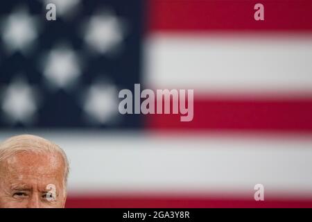 Macungie, États-Unis. 28 juillet 2021. Le président Joe Biden parle de fabrication américaine lors d'une visite à l'usine de Mack Trucks Lehigh Valley Operations à Macungie, aux États-Unis. Crédit : Chase Sutton/Alay Live News Banque D'Images