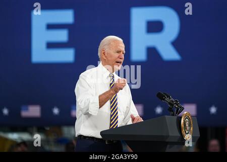 Macungie, États-Unis. 28 juillet 2021. Le président Joe Biden parle de fabrication américaine lors d'une visite à l'usine de Mack Trucks Lehigh Valley Operations à Macungie, aux États-Unis. Crédit : Chase Sutton/Alay Live News Banque D'Images