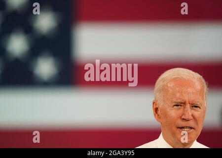 Macungie, États-Unis. 28 juillet 2021. Le président Joe Biden parle de fabrication américaine lors d'une visite à l'usine de Mack Trucks Lehigh Valley Operations à Macungie, aux États-Unis. Crédit : Chase Sutton/Alay Live News Banque D'Images