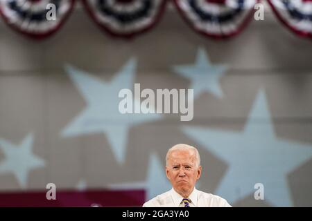 Macungie, États-Unis. 28 juillet 2021. Le président Joe Biden parle de fabrication américaine lors d'une visite à l'usine de Mack Trucks Lehigh Valley Operations à Macungie, aux États-Unis. Crédit : Chase Sutton/Alay Live News Banque D'Images