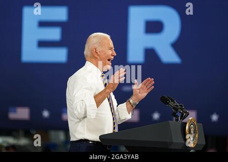 Macungie, États-Unis. 28 juillet 2021. Le président Joe Biden parle de fabrication américaine lors d'une visite à l'usine de Mack Trucks Lehigh Valley Operations à Macungie, aux États-Unis. Crédit : Chase Sutton/Alay Live News Banque D'Images