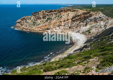 Cabo Espichel est un cap situé sur la côte ouest de la paroisse civile de Castelo, commune de Sesimbra. Baie de Lagosteriros ou baía dos lagosteiros Banque D'Images