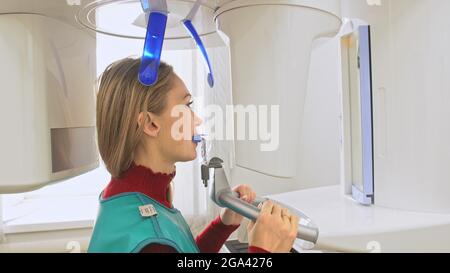 Médecin pour prendre une image 3-dx-ray machine numérique 3-d3 tomodensitométrie des dents et des mâchoires dans la clinique dentaire moderne de laboratoire. Diagnostic dentaire informatique. Banque D'Images