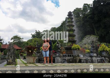 Bali, 23 mars 2020 couple touristique dans le jardin de la reine Tirta Gannga. Couple amoureux heureux à Taman Tirtagangga, palais de l'eau, parc aquatique, Bali Banque D'Images