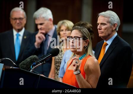 États-Unis le sénateur Kyrsten Sinema (démocrate de l'Arizona) fait des remarques après le vote sur la motion visant à invoquer le cloture pour passer à l'étude de la H.R. 3684, la loi INVEST in America sur Capitol Hill à Washington, DC, le mercredi 28 juillet 2021. Le vote pour entamer la discussion sur le projet de loi bipartisan sur les infrastructures adopté par la Maison Blanche a été de 67 à 32. S'il est adopté, le projet de loi investira près de mille milliards de dollars dans les routes, les ponts, les ports et d'autres infrastructures sans une augmentation importante des impôts. Crédit : Rod Lamkey/CNP Banque D'Images