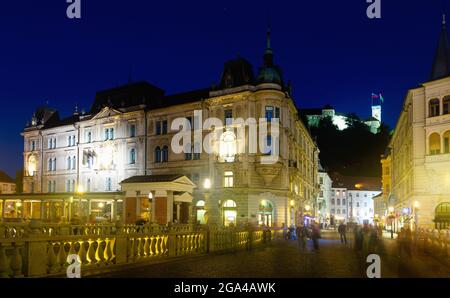Paysage urbain au crépuscule, le triple pont. Ljubljana. Banque D'Images