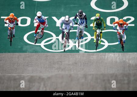 TOKYO, JAPON - JUILLET 29 : Niek Kimmann des pays-Bas, James Palmer du Canada, Helvijs Babris de Lettonie, Nicolas Torres d'Argentinia, Renato Rezende du Brésil et Twan van Gendt des pays-Bas lors du début de la compétition en quarts de finale Run 2 lors des Jeux Olympiques de Tokyo 2020 au Parc sportif Aomi Urban Sports Park le 29 juillet 2021 à Tokyo, Japon (photo de Ronald Hoogendoorn/Orange Pictures) NOCNSF House of Sports Banque D'Images