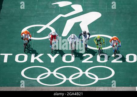 TOKYO, JAPON - JUILLET 29 : Niek Kimmann des pays-Bas, James Palmer du Canada, Helvijs Babris de Lettonie, Nicolas Torres d'Argentinia, Renato Rezende du Brésil et Twan van Gendt des pays-Bas lors du début de la compétition en quarts de finale Run 2 lors des Jeux Olympiques de Tokyo 2020 au Parc sportif Aomi Urban Sports Park le 29 juillet 2021 à Tokyo, Japon (photo de Ronald Hoogendoorn/Orange Pictures) NOCNSF House of Sports Banque D'Images