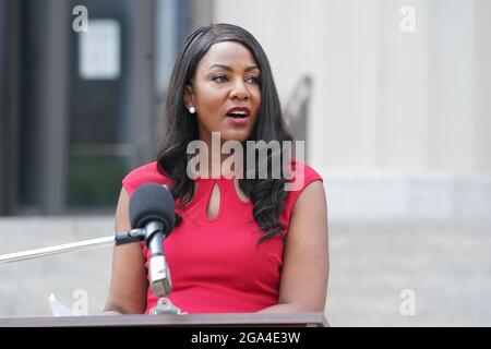 Le maire de Saint-Louis, M. Tishaura Jones, a prononcé son allocution lors de la cérémonie d'inauguration du Mémorial Freedom Suits à Saint-Louis le mercredi 28 juillet 2021. Dans les années 1800, les tribunaux du territoire du Missouri ont autorisé les esclaves à poursuivre pour leur liberté. Les procès ont par la suite été appelés procès pour la liberté. L'affaire la plus célèbre est née dans le système du circuit court de Saint-Louis, lorsque Dred Scott et sa femme Harriet ont poursuivi pour leur liberté. Le Freedom Suits Memorial reconnaîtra et honorera les quelque 400 000 personnes asservies qui ont demandé aux tribunaux du Missouri leur liberté. Photo de Bill Greenblatt/UPI Banque D'Images