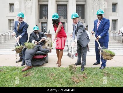 Le maire de St. Louis, M. Tishaura Jones (C), se joint à d'autres pour la cérémonie d'inauguration du Mémorial Freedom Suits à St. Louis, le mercredi 28 juillet 2021. Dans les années 1800, les tribunaux du territoire du Missouri ont autorisé les esclaves à poursuivre pour leur liberté. Les procès ont par la suite été appelés procès pour la liberté. L'affaire la plus célèbre est née dans le système du circuit court de Saint-Louis, lorsque Dred Scott et sa femme Harriet ont poursuivi pour leur liberté. Le Freedom Suits Memorial reconnaîtra et honorera les quelque 400 000 personnes asservies qui ont demandé aux tribunaux du Missouri leur liberté. Photo de Bill Greenblatt/UPI Banque D'Images