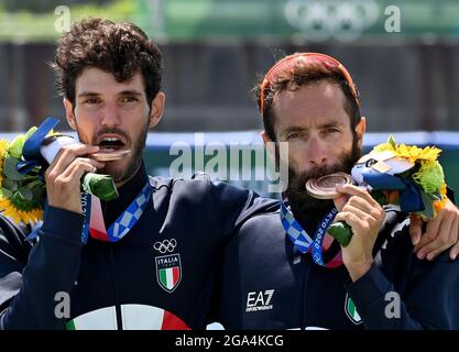 Tokyo, Japon. 29 juillet 2021. Stefano Oppo (L) et Pietro Ruta, d'Italie, assistent à la cérémonie de remise des prix des Sculls doubles légers pour hommes aux Jeux Olympiques de Tokyo en 2020 à Tokyo, au Japon, le 29 juillet 2021. Credit: Guo Chen/Xinhua/Alay Live News Banque D'Images