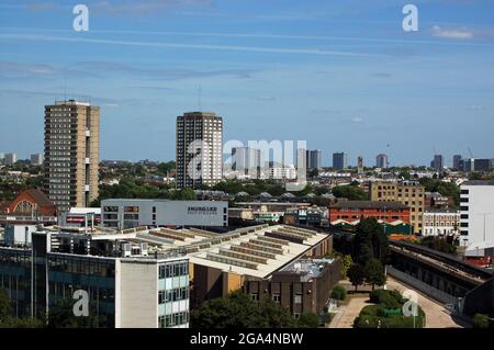 Londres, Royaume-Uni - 23 août 2009 : vue à travers Shepherd's Bush et North Kensington avec le bloc tragique d'appartements de la Grenfell Tower (deuxième à partir de la gauche) avant Banque D'Images