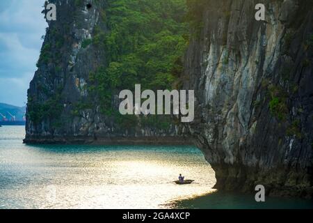 Nice Bai Tu long Bay dans la province de Quang Ninh au nord du Vietnam Banque D'Images