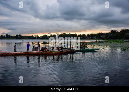 Cachemire, Inde. 28 juillet 2021. Les visiteurs marchent sur la jetée près du lac Mansbal lors d'une journée nuageux à Manasbal, à environ 30 km de Srinagar. Le Département météorologique de l'Inde a publié mercredi une alerte météorologique pour Jammu-et-Cachemire, prédisant des pluies abondantes qui peuvent causer des inondations soudaines, des glissements de terrain et aussi l'exploitation forestière de l'eau dans les zones de basse altitude. Au moins sept personnes ont été tuées et 19 sont restées disparues après des inondations soudaines qui ont frappé Jammu et Kashmirís, le district montagneux reculé de Kishtwar, suite à une explosion de nuages mercredi. Crédit : SOPA Images Limited/Alamy Live News Banque D'Images