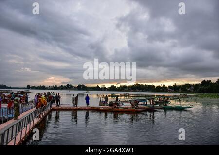 Cachemire, Inde. 28 juillet 2021. Les visiteurs marchent sur la jetée près du lac Mansbal lors d'une journée nuageux à Manasbal, à environ 30 km de Srinagar. Le Département météorologique de l'Inde a publié mercredi une alerte météorologique pour Jammu-et-Cachemire, prédisant des pluies abondantes qui peuvent causer des inondations soudaines, des glissements de terrain et aussi l'exploitation forestière de l'eau dans les zones de basse altitude. Au moins sept personnes ont été tuées et 19 sont restées disparues après des inondations soudaines qui ont frappé Jammu et Kashmirís, le district montagneux reculé de Kishtwar, suite à une explosion de nuages mercredi. Crédit : SOPA Images Limited/Alamy Live News Banque D'Images