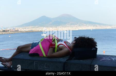 Une italienne se détendant et profitant de la vue sur le golfe de Naples et le volcan Vésuve. Banque D'Images