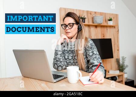 Texte d'écriture documents importants. Approche d'affaires plus de morceaux officiels de papier avec l'écriture sur eux CallCenter Agent travaillant à partir de la maison, étudiant Banque D'Images
