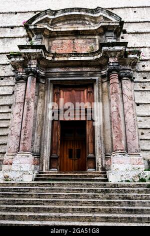 Porte de la cathédrale San Lorenzo à Pérouse en Italie Banque D'Images