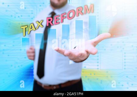 Texte d'écriture réforme fiscale. Photo conceptuelle politique gouvernementale sur la perception des impôts avec les propriétaires d'entreprise Gentelman tenue de debout uniforme Banque D'Images