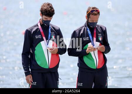 Tokio, Japon. 29 juillet 2021. Aviron : Jeux olympiques, LGW. Double chaboisseaux, hommes, finale sur la voie navigable Sea Forest. Stefano Oppo et Pietro Ruta d'Italie avec médaille de bronze à la cérémonie de remise des prix. Credit: Jan Woitas/dpa-Zentralbild/dpa/Alay Live News Banque D'Images