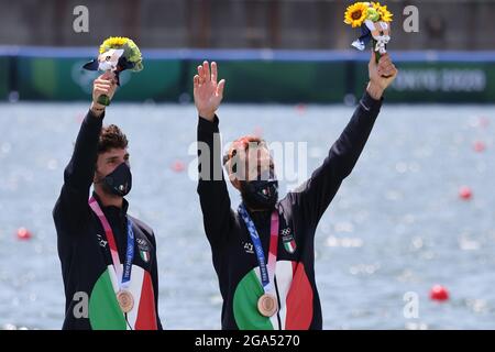 Tokio, Japon. 29 juillet 2021. Aviron : Jeux olympiques, LGW. Double chaboisseaux, hommes, finale sur la voie navigable Sea Forest. Stefano Oppo et Pietro Ruta d'Italie avec médaille de bronze à la cérémonie de remise des prix. Credit: Jan Woitas/dpa-Zentralbild/dpa/Alay Live News Banque D'Images