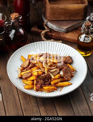 Rôti de viande de bœuf avec frites de pommes de terre Banque D'Images