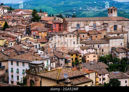 Toits et collines ondoyantes de l'Ombrie à Pérouse en Italie Banque D'Images