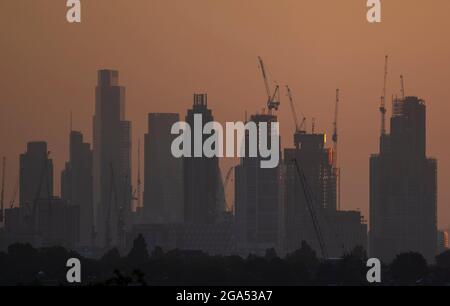 Wimbledon, Londres, Royaume-Uni. 29 juillet 2021. Lever de soleil clair et frais au-dessus des gratte-ciel de Londres après une veille de averses de pluie torrentielles. Banque D'Images