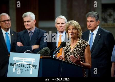 États-Unis la sénatrice Lisa Murkowski (républicaine de l'Alaska) fait des observations après le vote sur la motion visant à invoquer le cloture pour passer à l'étude de H.R. 3684, la loi INVEST in America sur Capitol Hill à Washington, DC, le mercredi 28 juillet 2021. Le vote pour entamer la discussion sur le projet de loi bipartisan sur les infrastructures adopté par la Maison Blanche a été de 67 à 32. Si elle était adoptée, la facture investirait près de mille milliards de dollars dans les routes, les ponts, les ports et d'autres infrastructures sans augmentation d'impôts importante.crédit : Rod Lamkey/CNP/Sipa USA Banque D'Images