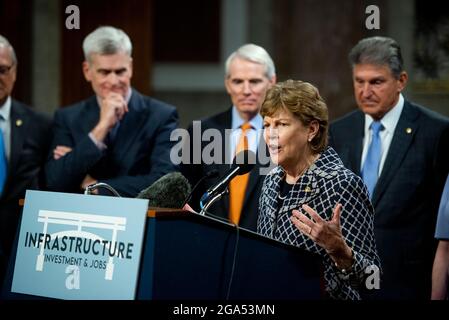 États-Unis le sénateur Jeanne Shaheen (démocrate du New Hampshire) fait des observations après le vote sur la motion visant à invoquer le cloture pour passer à l'étude de H.R. 3684, la loi INVEST in America sur Capitol Hill à Washington, DC, le mercredi 28 juillet 2021. Le vote pour entamer la discussion sur le projet de loi bipartisan sur les infrastructures adopté par la Maison Blanche a été de 67 à 32. Si elle était adoptée, la facture investirait près de mille milliards de dollars dans les routes, les ponts, les ports et d'autres infrastructures sans augmentation d'impôts importante.crédit : Rod Lamkey/CNP/Sipa USA Banque D'Images