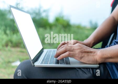 Personnes utilisant un ordinateur portable pour travailler sur un bureau. Business, Financial, trade stock Maket et social Network concept. Banque D'Images