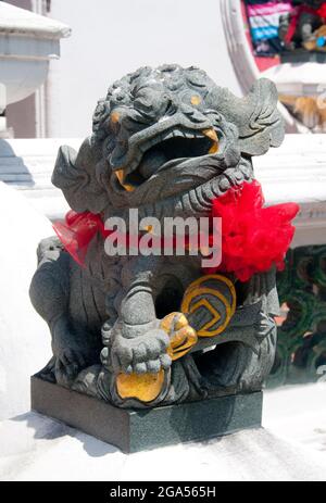 Thaïlande : lion de gardien mythique sur la porte d'entrée de la section chinoise de la ville de Songkhla. Songkhla était le siège d'un ancien Royaume malais avec une forte influence srivijayenne. Dans les temps anciens (200 ce - 1400 ce), Songkhla forme l'extrémité nord du Royaume malais de Langkasuka. La ville-état est alors devenue un affluent de Nakhon si Thammarat, souffrant des dommages lors de plusieurs tentatives pour gagner l'indépendance. Banque D'Images