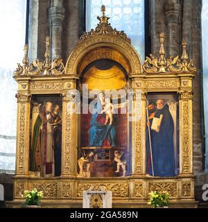 Basilique de Santa Maria Gloriosa dei Frari, autel de la Sacristie avec Giovanni Bellini Frari Triptych.Madonna con il Bambino ed i Santi Nicola di Bari, Pietro, Marco e Benedetto peint par G.Bellini Banque D'Images