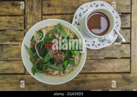 Soupe vietnamienne FO-Bo avec nouilles de riz et poulet Banque D'Images