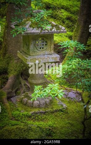 Le jardin japonais de Portland est un jardin traditionnel japonais occupant 12 hectares, situé à l'intérieur de Washington Park des collines à l'ouest de Portland, Oregon Banque D'Images