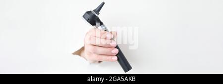 Retirez manuellement l'otoscope du papier déchiré Banque D'Images