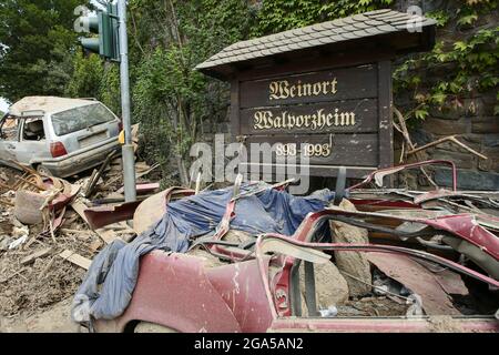 Bad Neuenahr Ahrweiler, Allemagne. 22 juillet 2021. Les véhicules détruits sont au bord de la route sur des tas de déchets encombrants. Sur une planche en bois, on peut voir l'écriture 'Weinort Walporzheim'. Le travail de nettoyage dans la zone inondée est en plein mouvement. De nombreuses voitures ont été lavées et détruites dans la région. Crédit : Bodo Marks/dpa/Bodo Marks/dpa/Alay Live News Banque D'Images
