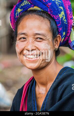 Négociant de marché de la tribu ethnique des collines de Pa'o (Pa-o) portant du turban bleu vendant des légumes à Kalaw, État de Shan, Myanmar Banque D'Images