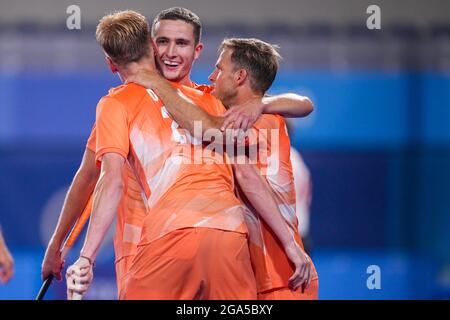 TOKYO, JAPON - 27 JUILLET : Jeroen Hertzberger des pays-Bas célèbre son troisième but avec Joep de mol des pays-Bas et Jonas de Geus des pays-Bas en compétition sur le Pool B masculin lors des Jeux Olympiques de Tokyo 2020 au stade de hockey Oi le 27 juillet, 2021 à Tokyo, Japon (photo de Yannick Verhoeven/Orange Pictures) NOCNSF Banque D'Images
