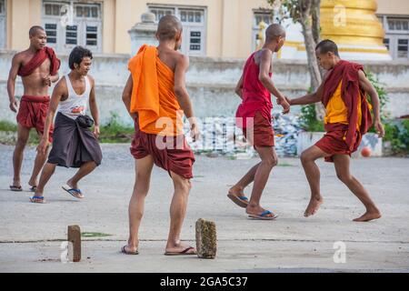 Groupe de jeunes moines birmans portant des robes de marron jouant au football au temple. Kalaw, Myanmar Banque D'Images