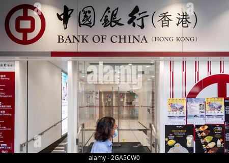 Hong Kong, Chine. 28 juillet 2021. Un piéton portant un masque passe devant la filiale de la Banque de Chine, la société bancaire commerciale publique chinoise, à Hong Kong. Crédit : SOPA Images Limited/Alamy Live News Banque D'Images